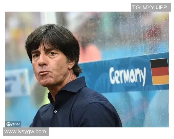 佩剑足球明星身份揭秘他在绿茵场上的传奇故事与成就